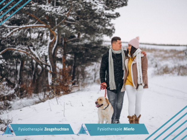 Fysiotherapie Zesgehuchten – Mierlo Stel wandelt buiten in de natuur, nadat de fysiotherapeut hun ischias klachten heeft verholpen
