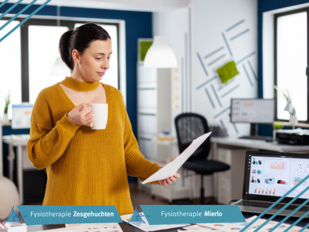 Fysiotherapie Zesgehuchten in Geldrop en Mierlo Vrouw gaat vaker staan tijdens werk, omdat de fysiotherapeut haar heeft verteld dat langdurig zitten erg ongezond is. Fysiotherapie Zesgehuchten in Geldrop en Mierlo