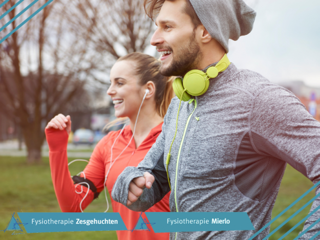 Zesgehuchten man en vrouw lopen hard om stijve spieren te voorkomen