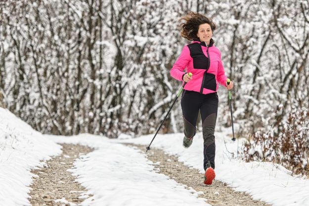 Goede voornemens Mevrouw is aan het sporten aan het begin van het jaar omdat ze goede voornemens heeft