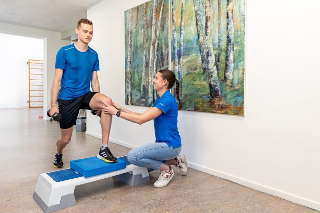 Jumper’s knee Jongen word behandeld aan jumper's knee.