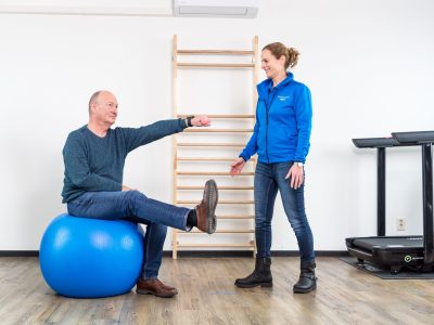 Meneer heeft Parkinson en wordt geholpen door de therapeut