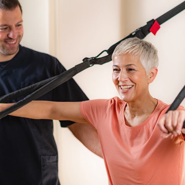 Oude vrouw doet aan artrose en beweging.