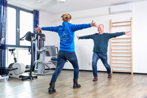 Oudere man moet actief blijven met parkinson.