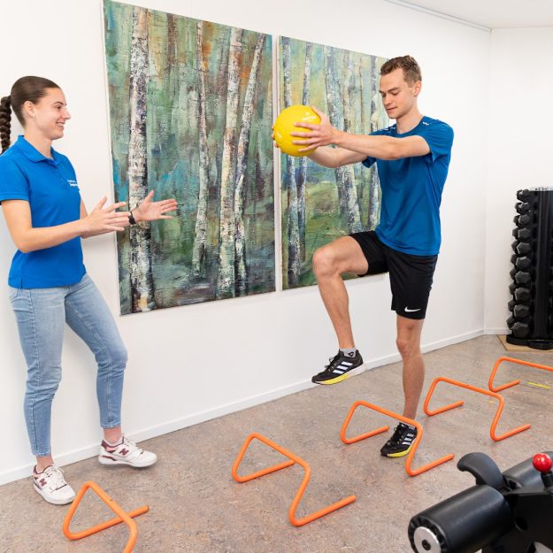 Meneer die oefeningen doet met bal en hindernissen voor goede voornemens in 2026