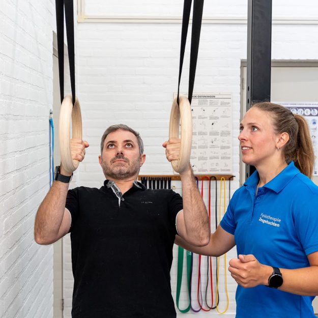 astma klachten tijdens het bewegen Man in zwart t-shirt heeft last van astma klachten tijdens het bewegen