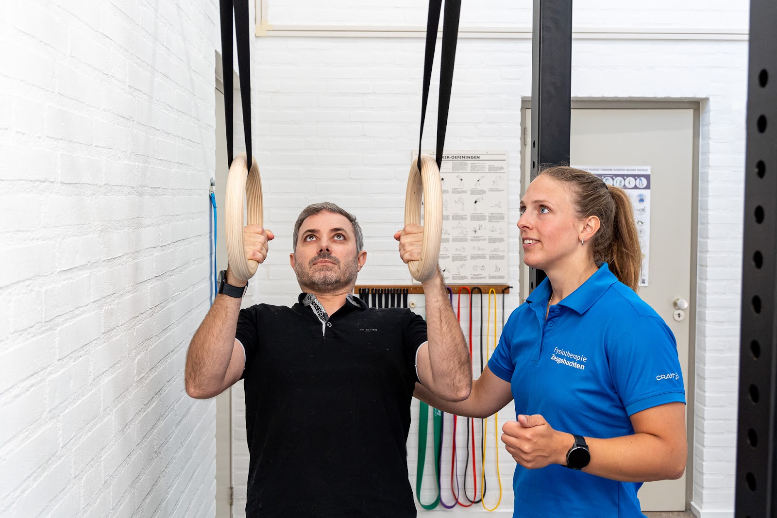 astma klachten tijdens het bewegen Man in zwart t-shirt heeft last van astma klachten tijdens het bewegen